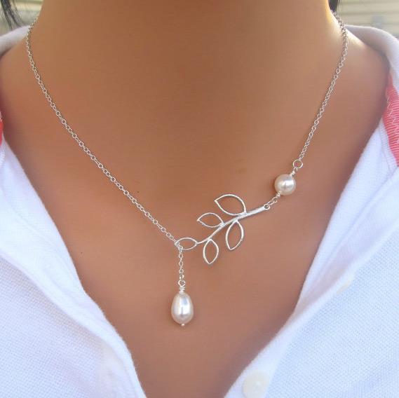 Pearl necklace with acrylic pendant