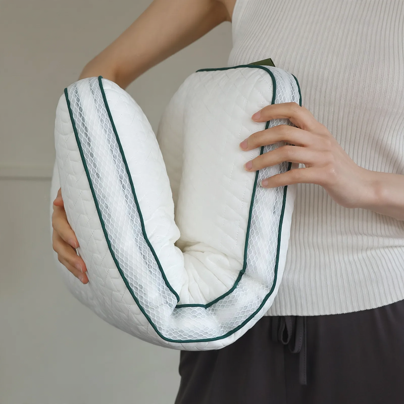 Side sleeper pillow with three zones, 48 x 74 cm