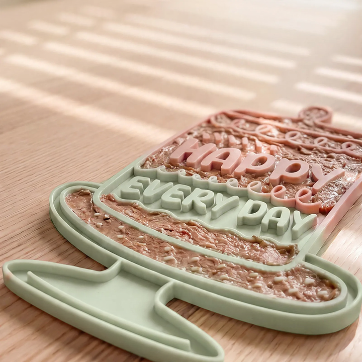 Silicone licking and feeding mat for cats and dogs
