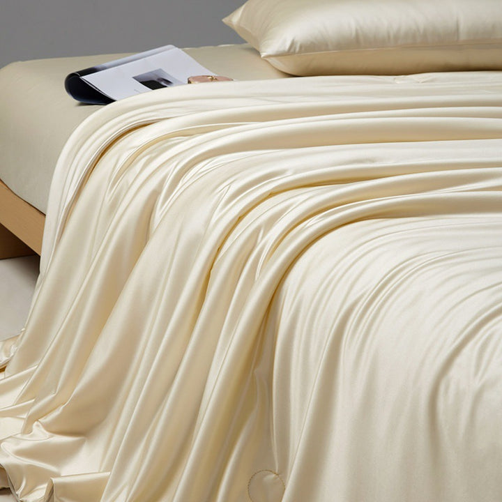 Summer blanket with silk, machine washable