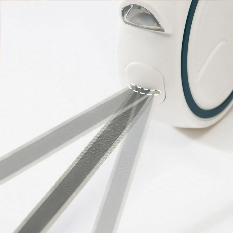 Retractable leash with LED lighting