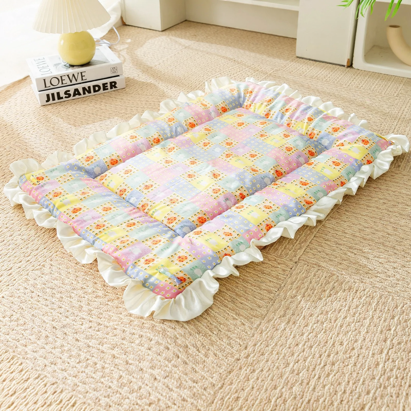 Flannel pet blanket with cartoon motifs