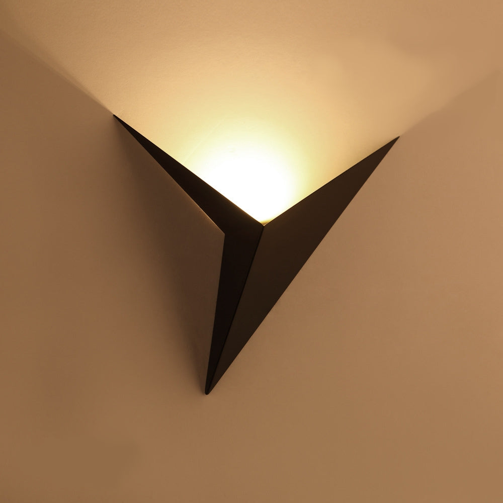 Modern Triangular Wall Lamp - TrigoLux | Kalsten