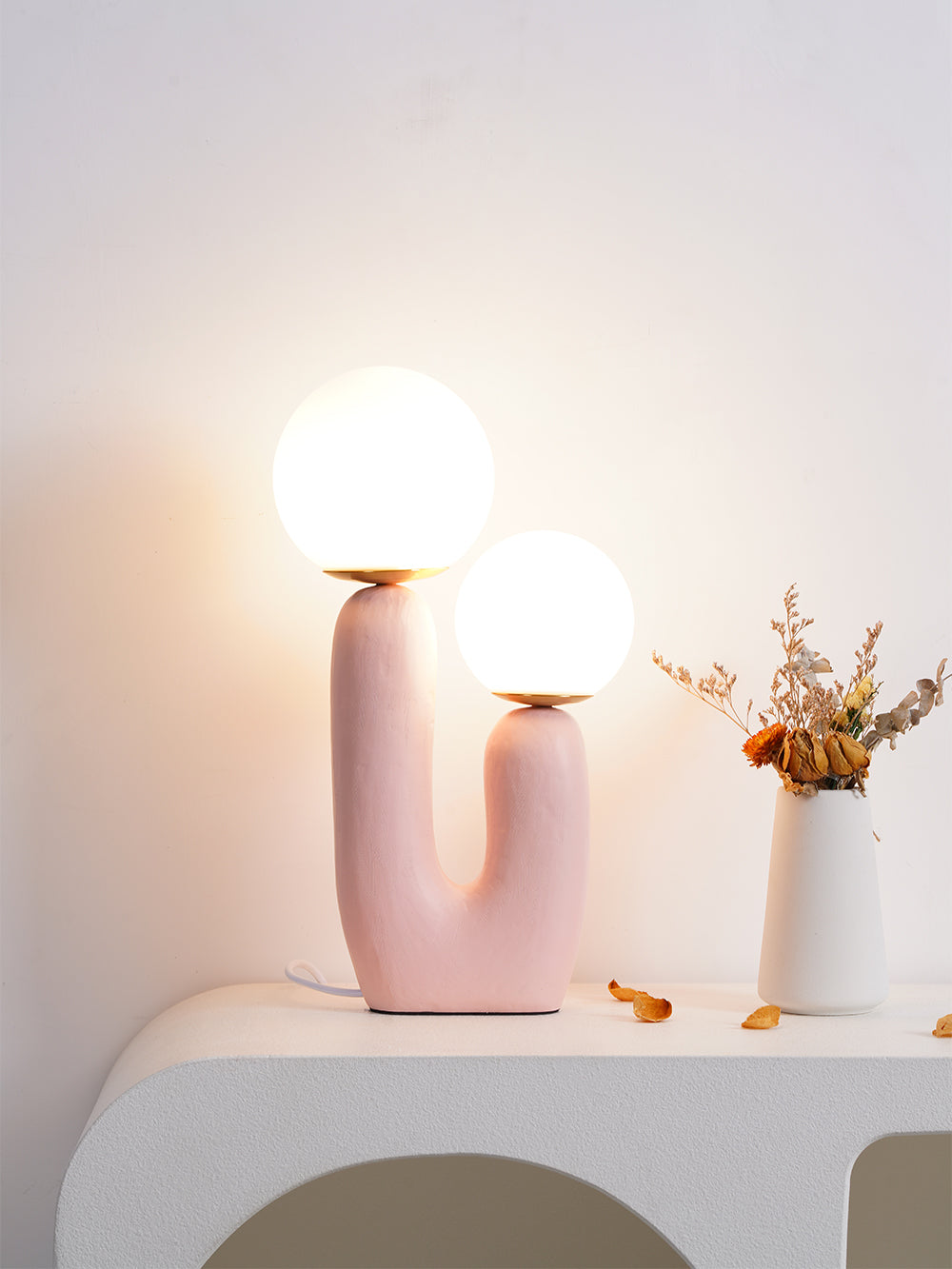 Contemporary Style Table Lamp with Natural Accent | Kalsten