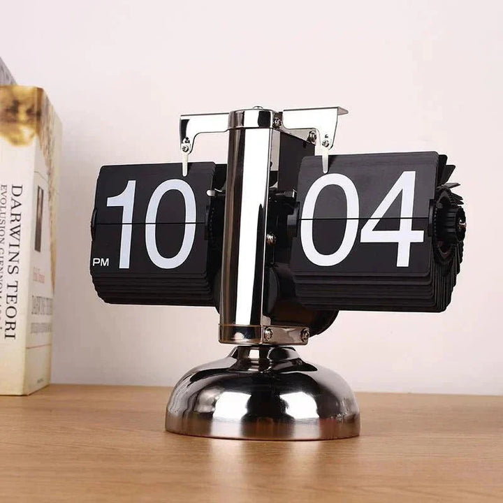 Retro Flip Clock with Automatic Turning Element | Kalsten